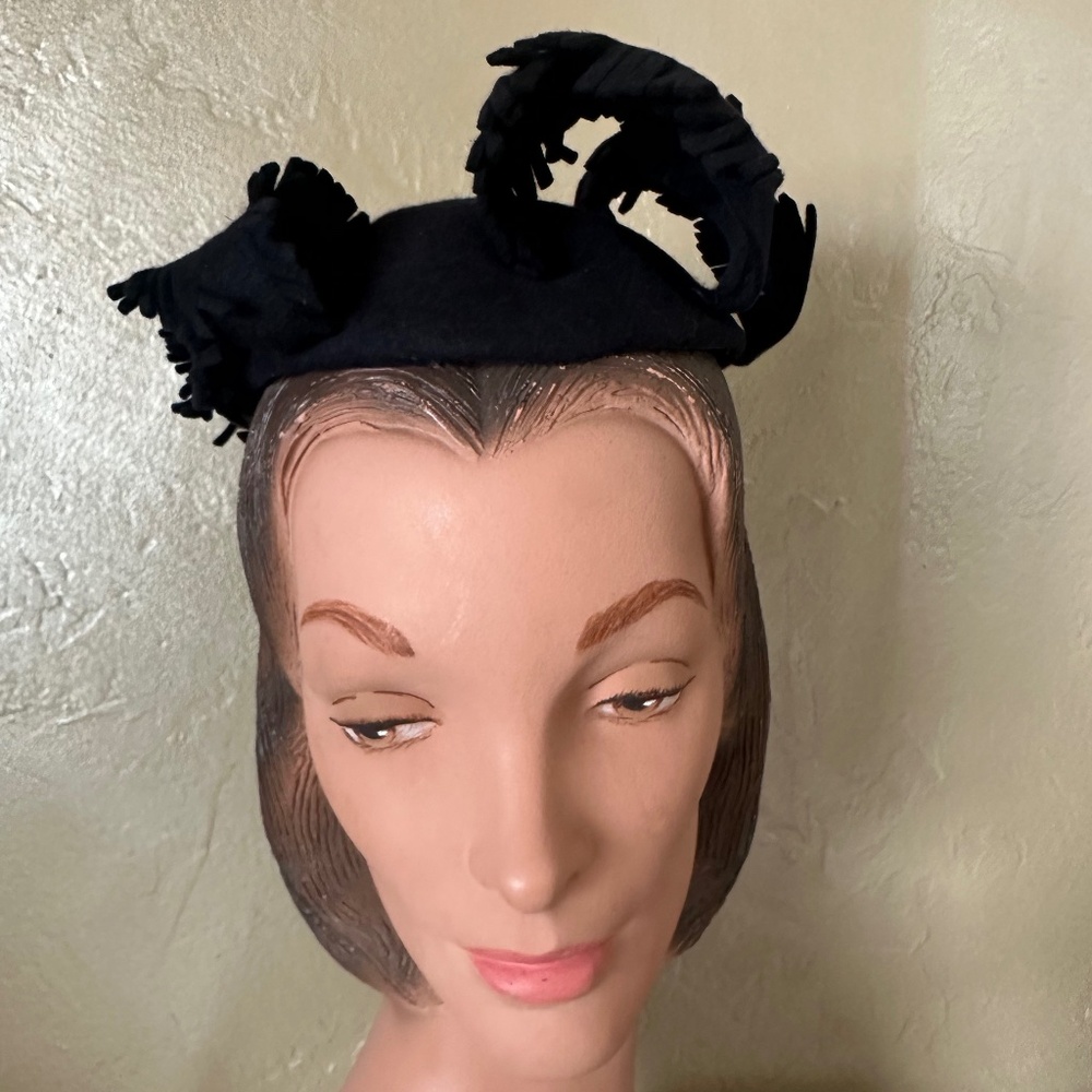 INTRIGUING 1940s' NAVY FELT CAP WITH FELT "FEATHERS"